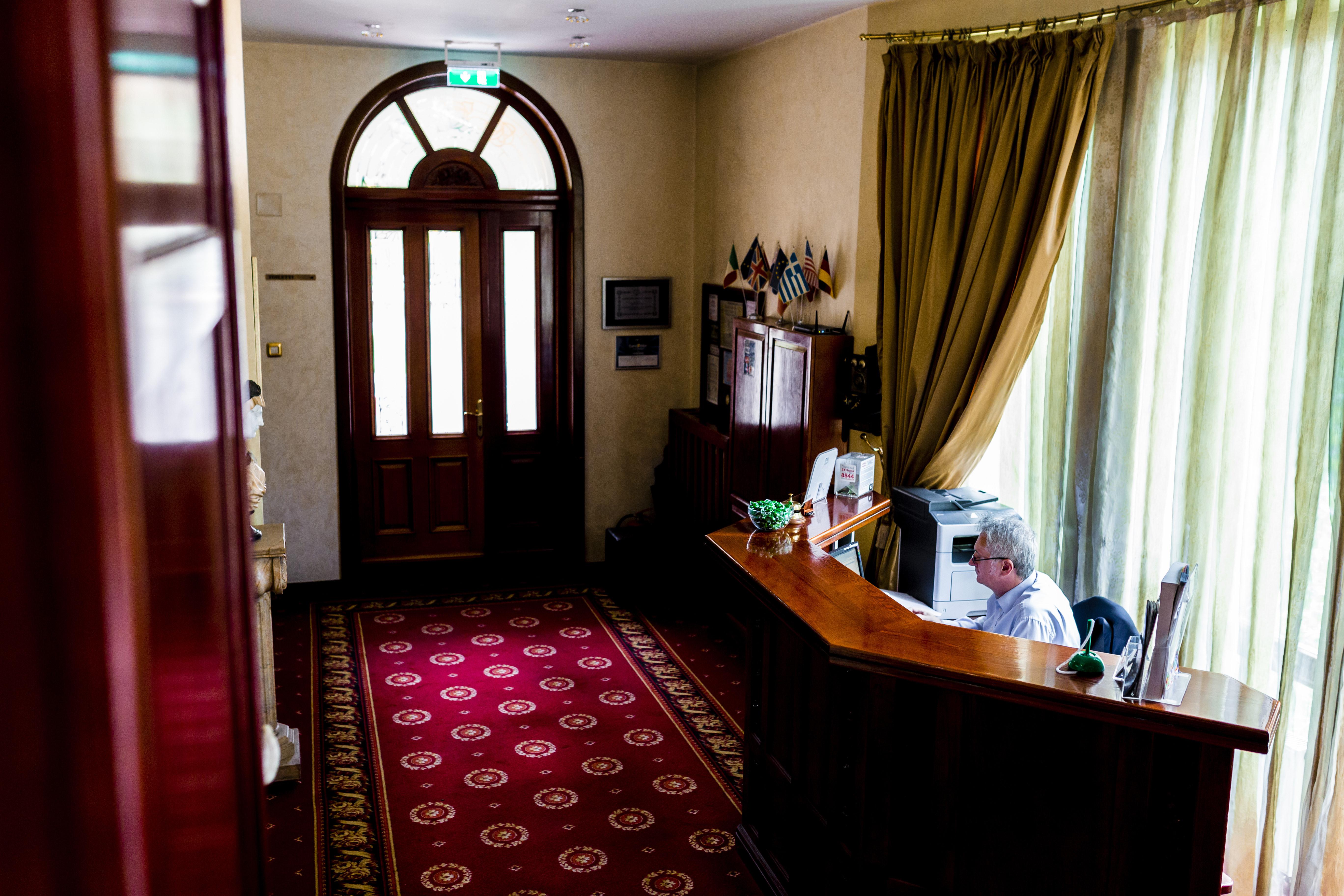 Hotel Golden House Craiova Ngoại thất bức ảnh