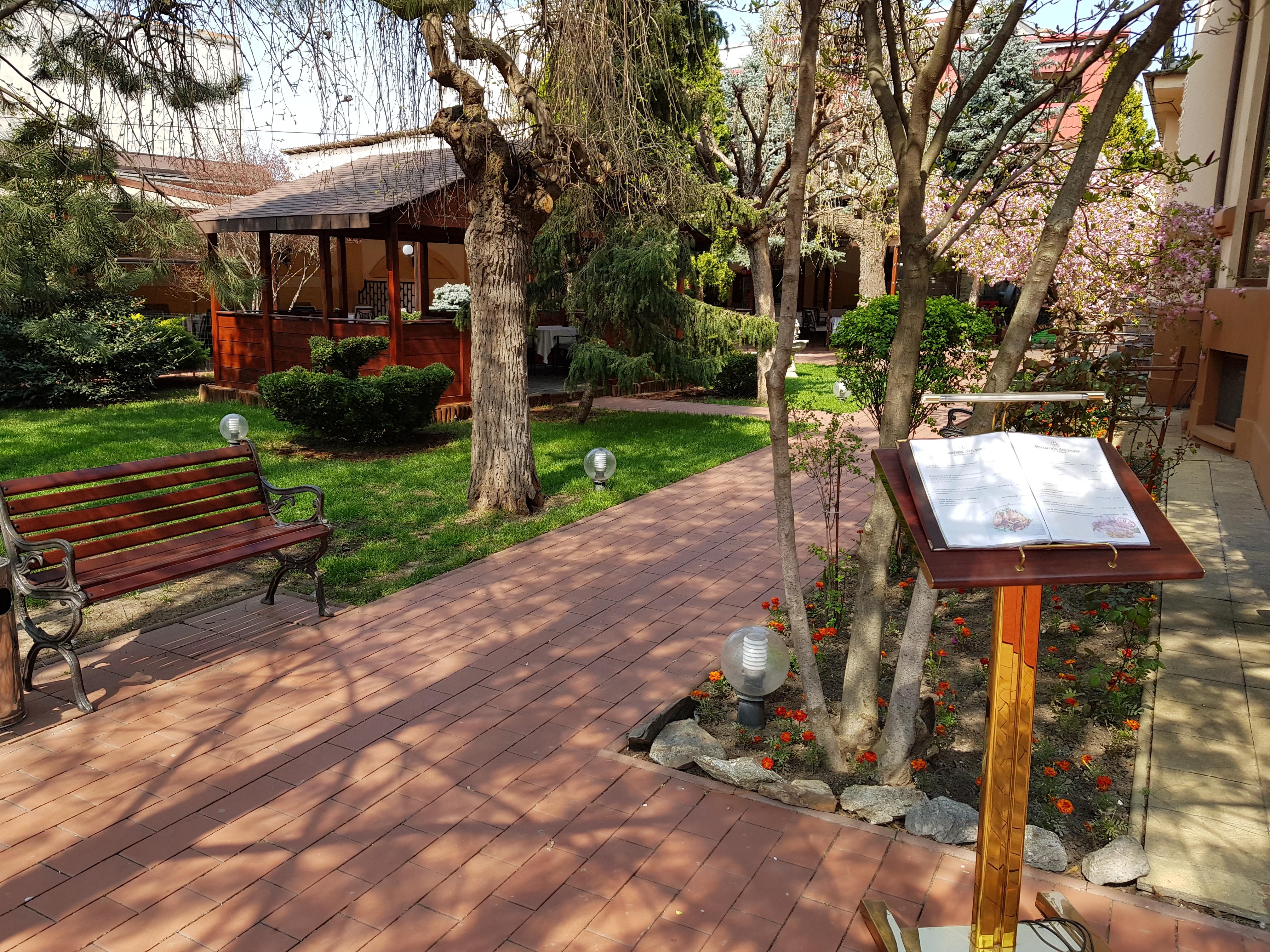 Hotel Golden House Craiova Ngoại thất bức ảnh